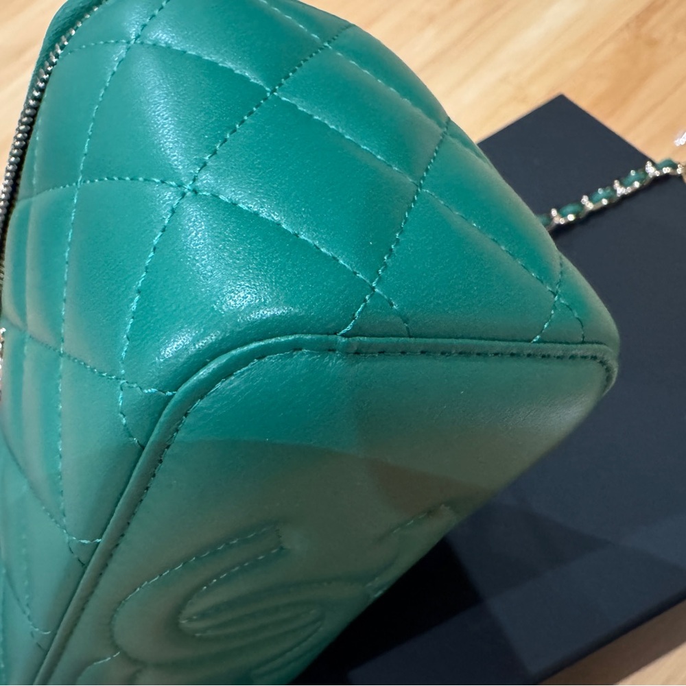 Chanel vanity bag with handle and chain. Excellent condition like new - Picture 3 of 9